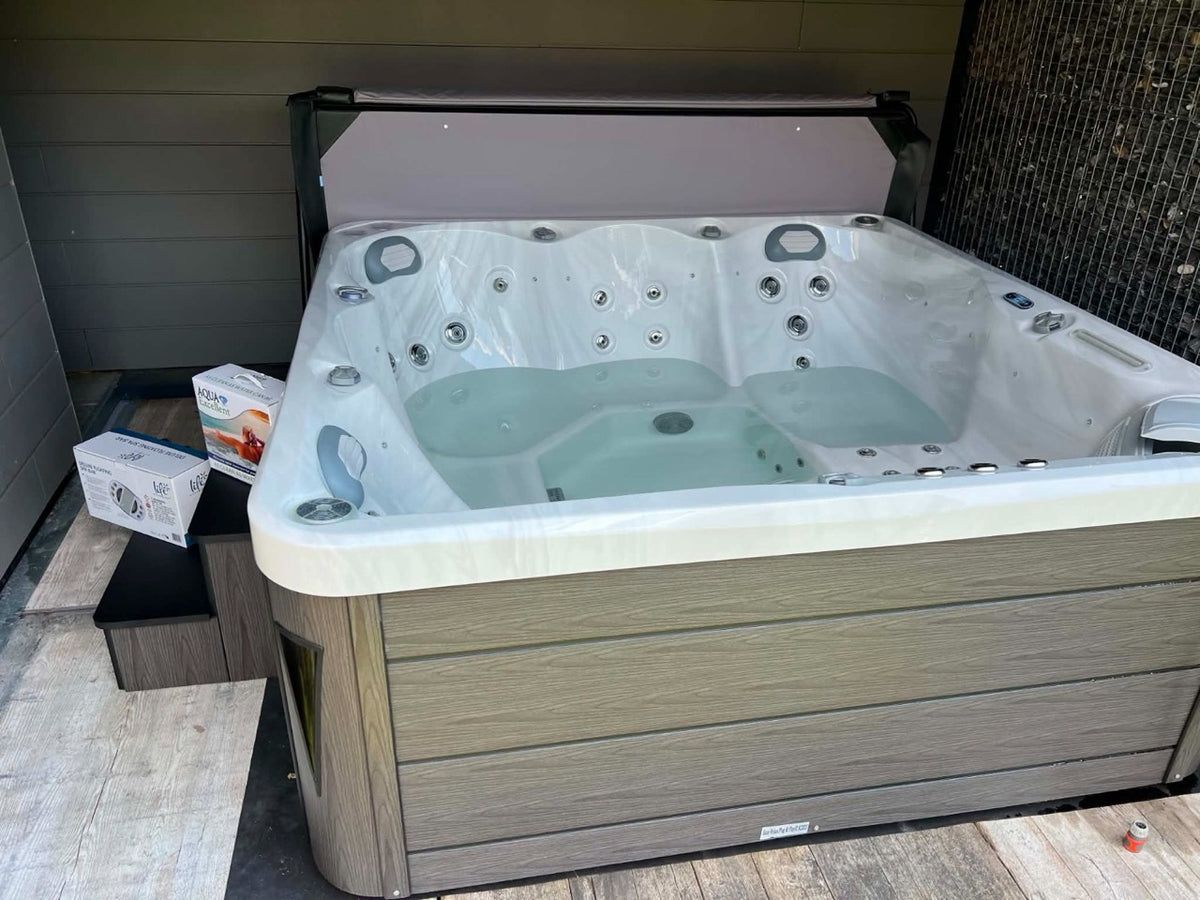 Spa blanc avec habillage bois sous un abri