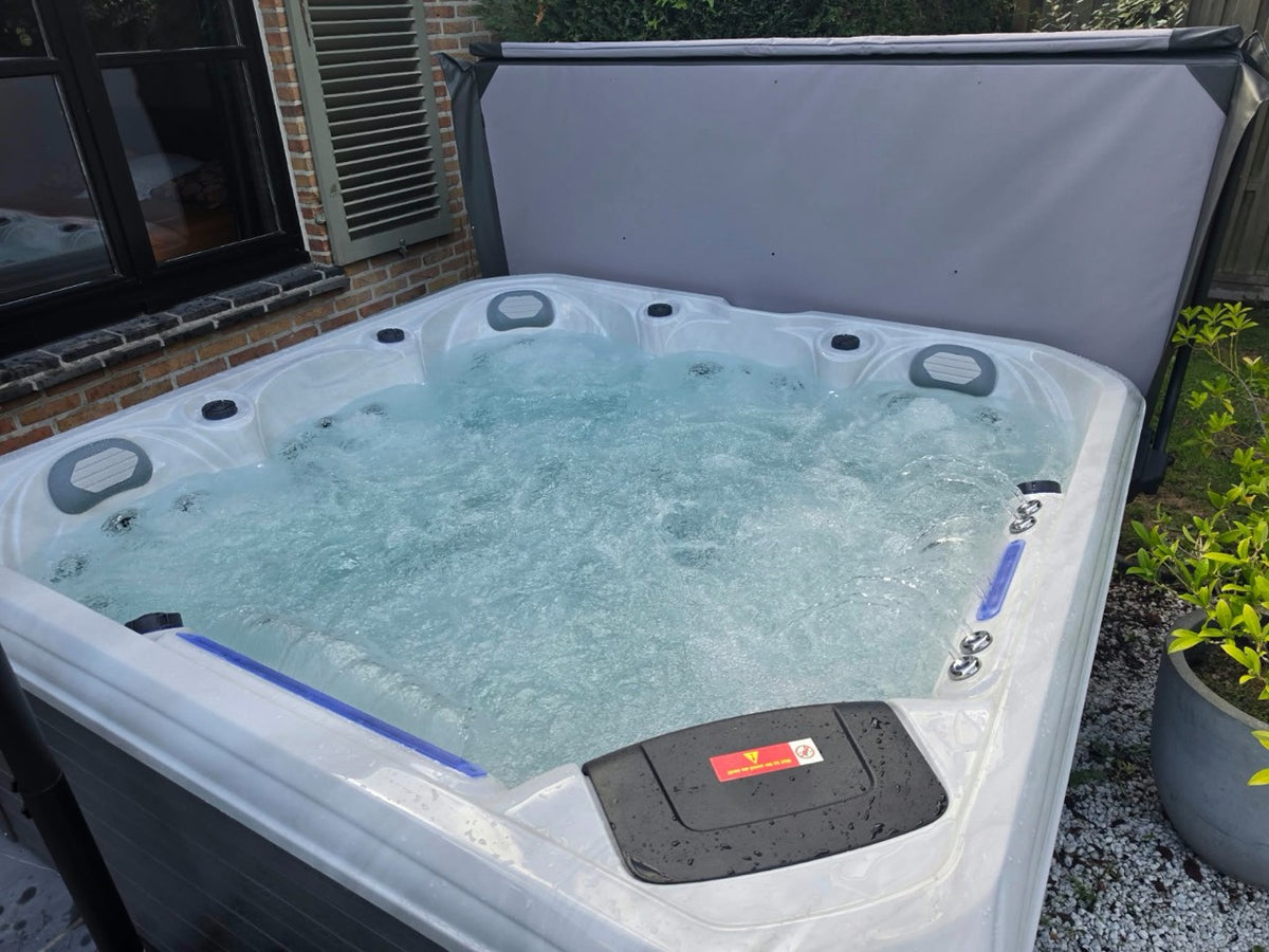 Spa en fonctionnement sur une terrasse près de la maison