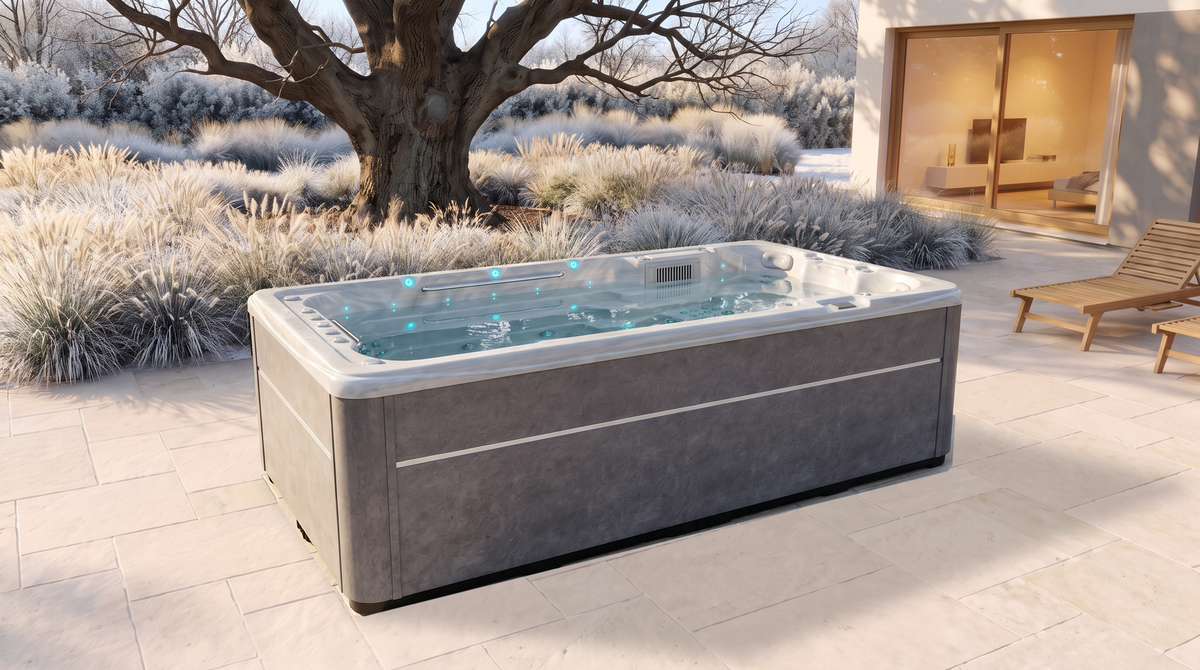SwimFlow Odyssey gevuld met water op een terras aan een berijpte tuin.